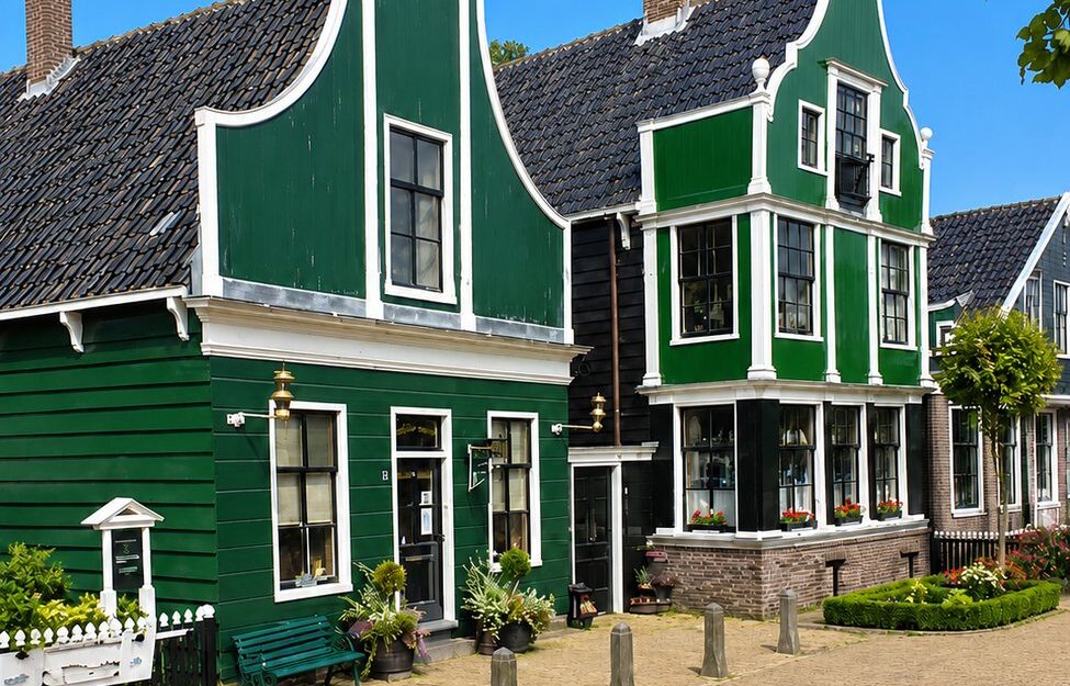 Row of traditional green-painted wooden houses in the Zaanstreek in Zaanse Schans